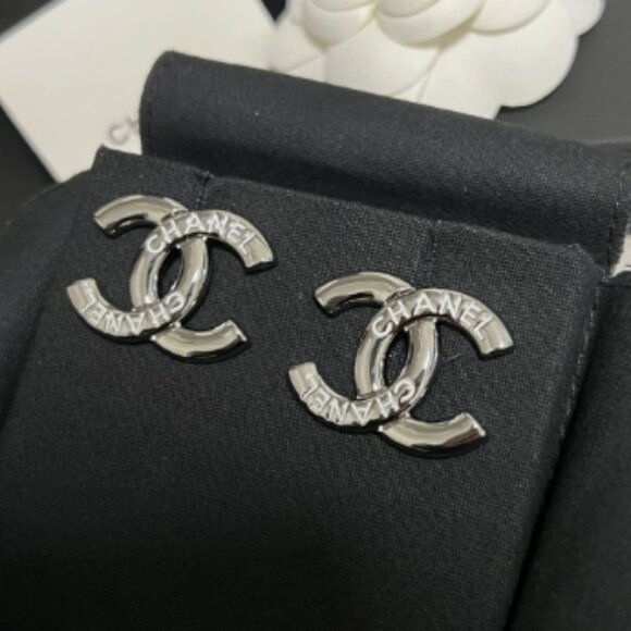 🖤 Chanel Silver Engraved CC Earrings - AUTH - STAMPED 🖤 - Picture 1 of 3